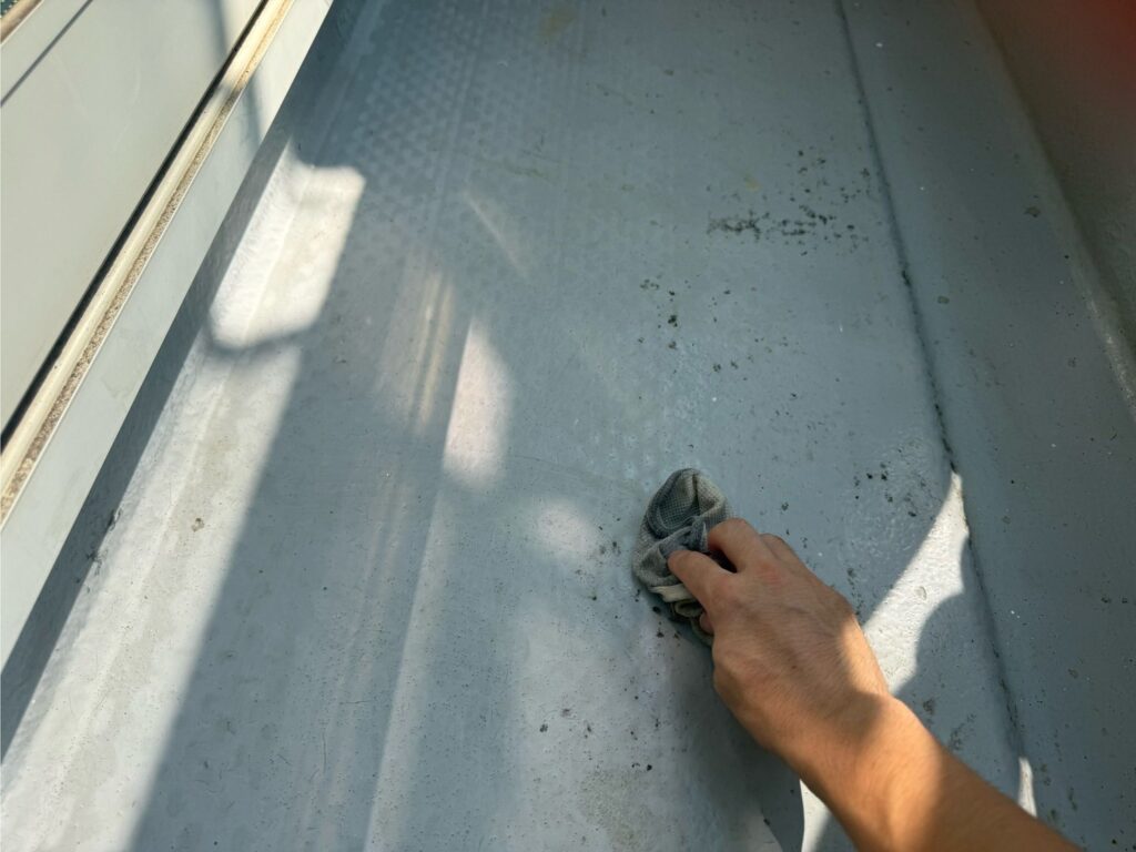 ベランダ：アセトン拭き<br />
油分を取るために、脱脂を行いました。